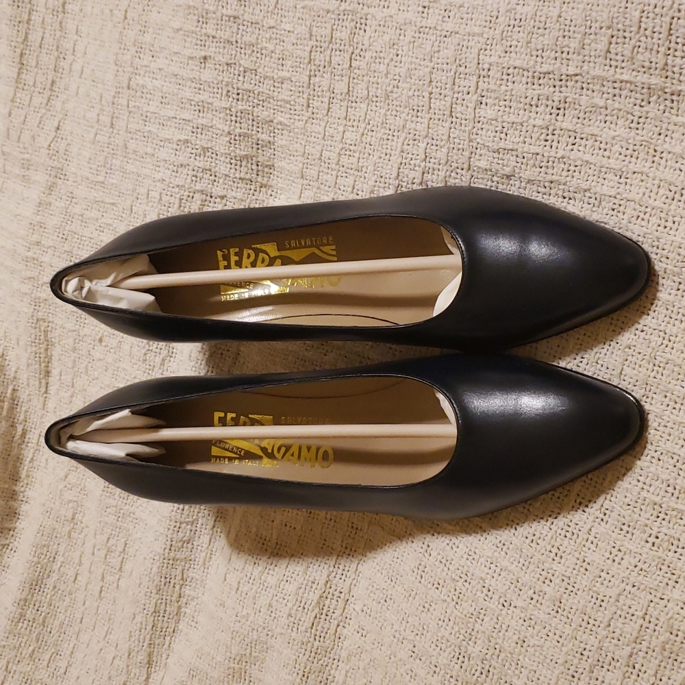 Salvatore Ferragamo Navy Leather Classic Pump 8 Designer Farragamos Wardrobe New
